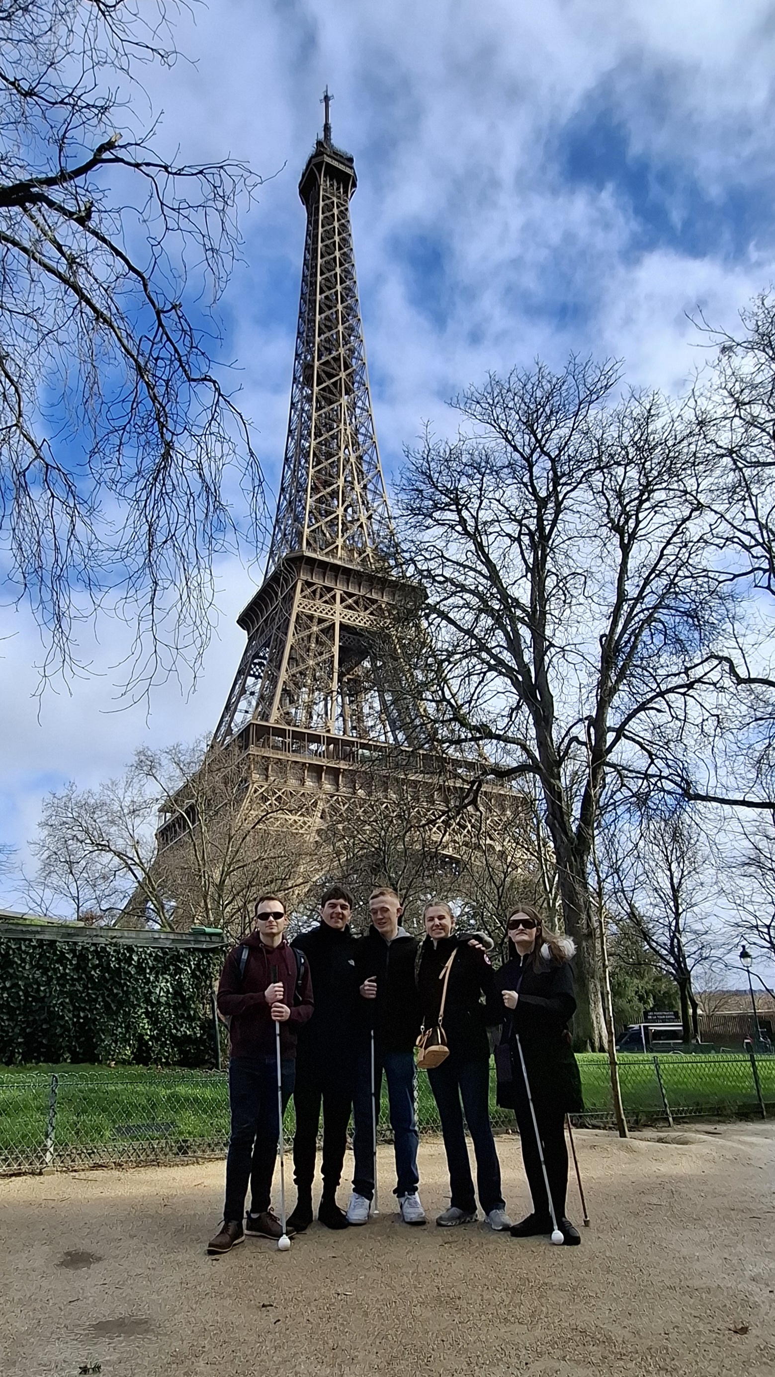 the student group standing in front of the Eiffel Tower