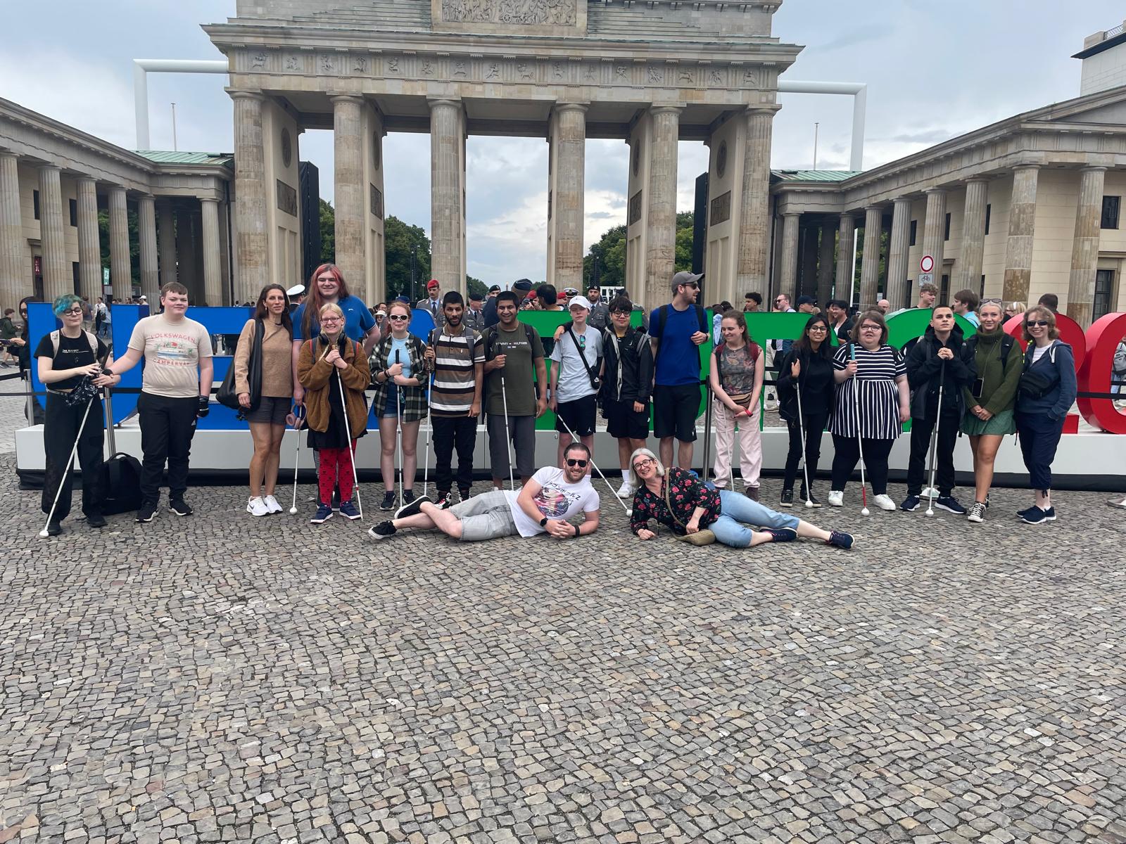 the group of staff and students standing in front of the Brandenburg Gate